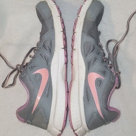 NIKE WOMENS REVOLUTION 2 RUNNING SHOES - Picture 5 of 9